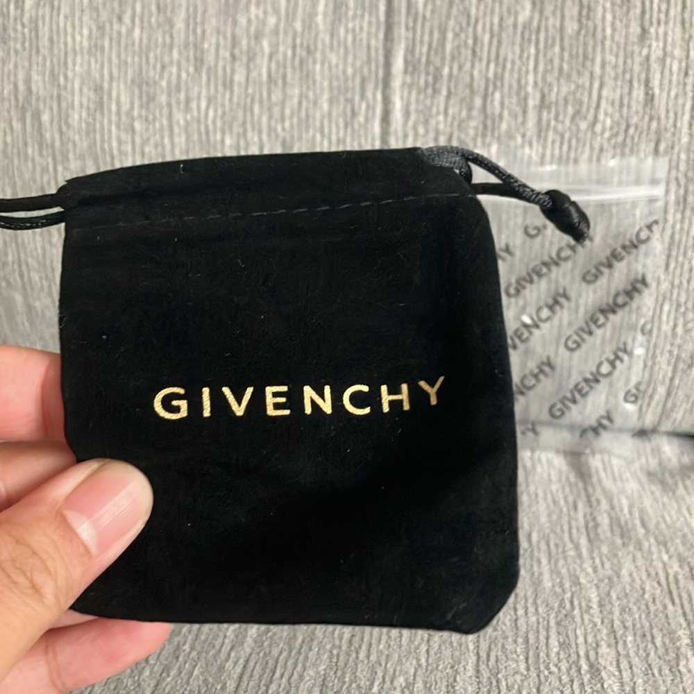 Givenchy necklace - Picture 5 of 14